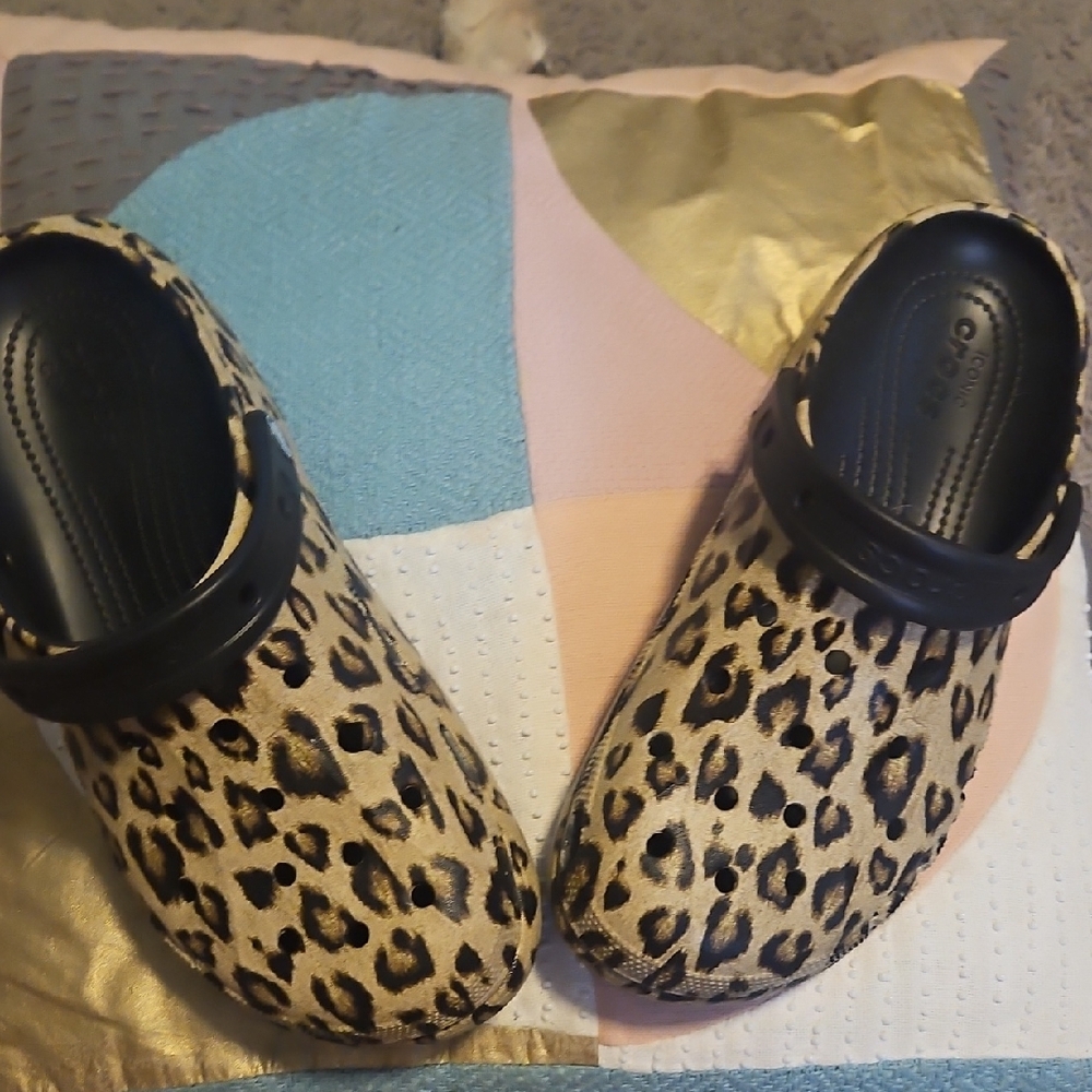 CROCS Womens Black and Tan Leopard - Picture 3 of 8